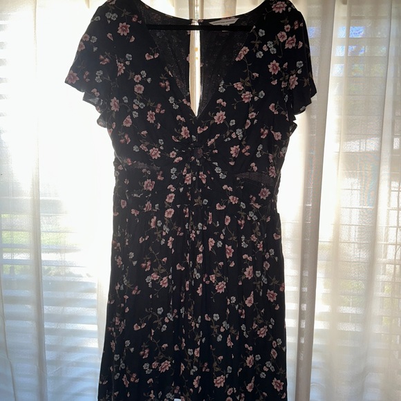 5/$25✨AE OUTFITTERS KEYHOLE FLORAL SUMMER DRESS - Picture 1 of 3
